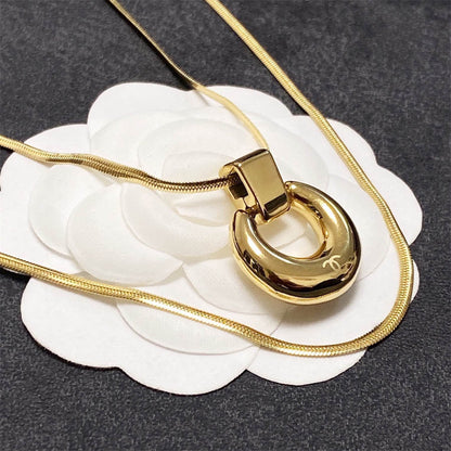 シャネルのダブルCレターダブルレイヤーネックレス