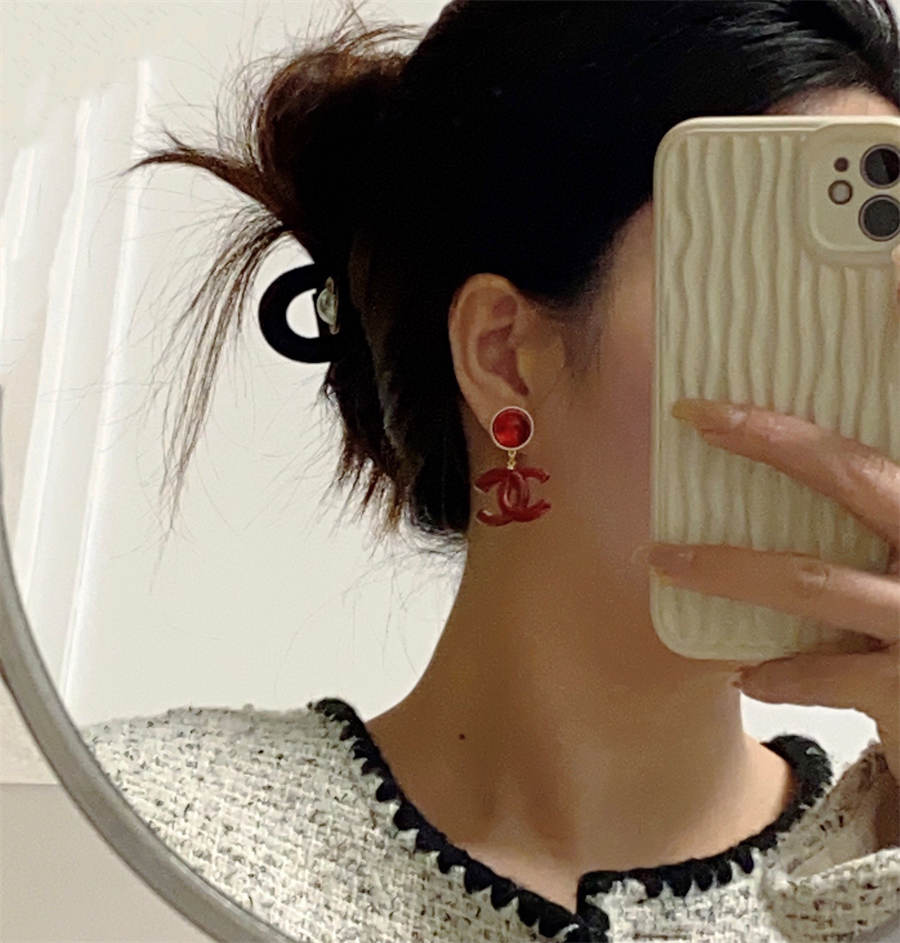 シャネルの赤いダブルC文字のイヤリング