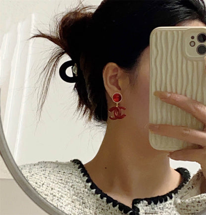 シャネルの赤いダブルC文字のイヤリング