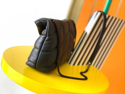 イヴ・サンローラン ルル パファー スモール キルティングレザー クラッチ（ブラック）