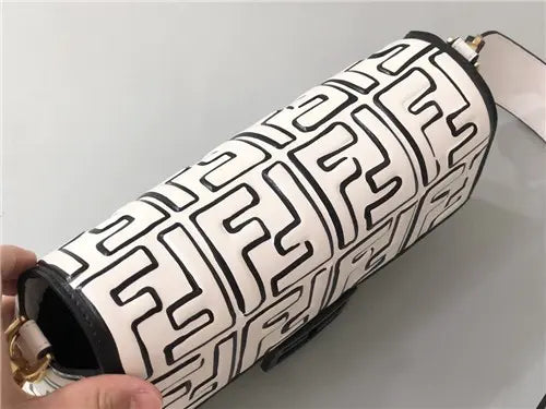 フェンディの象徴的なバゲットのレプリカバッグ