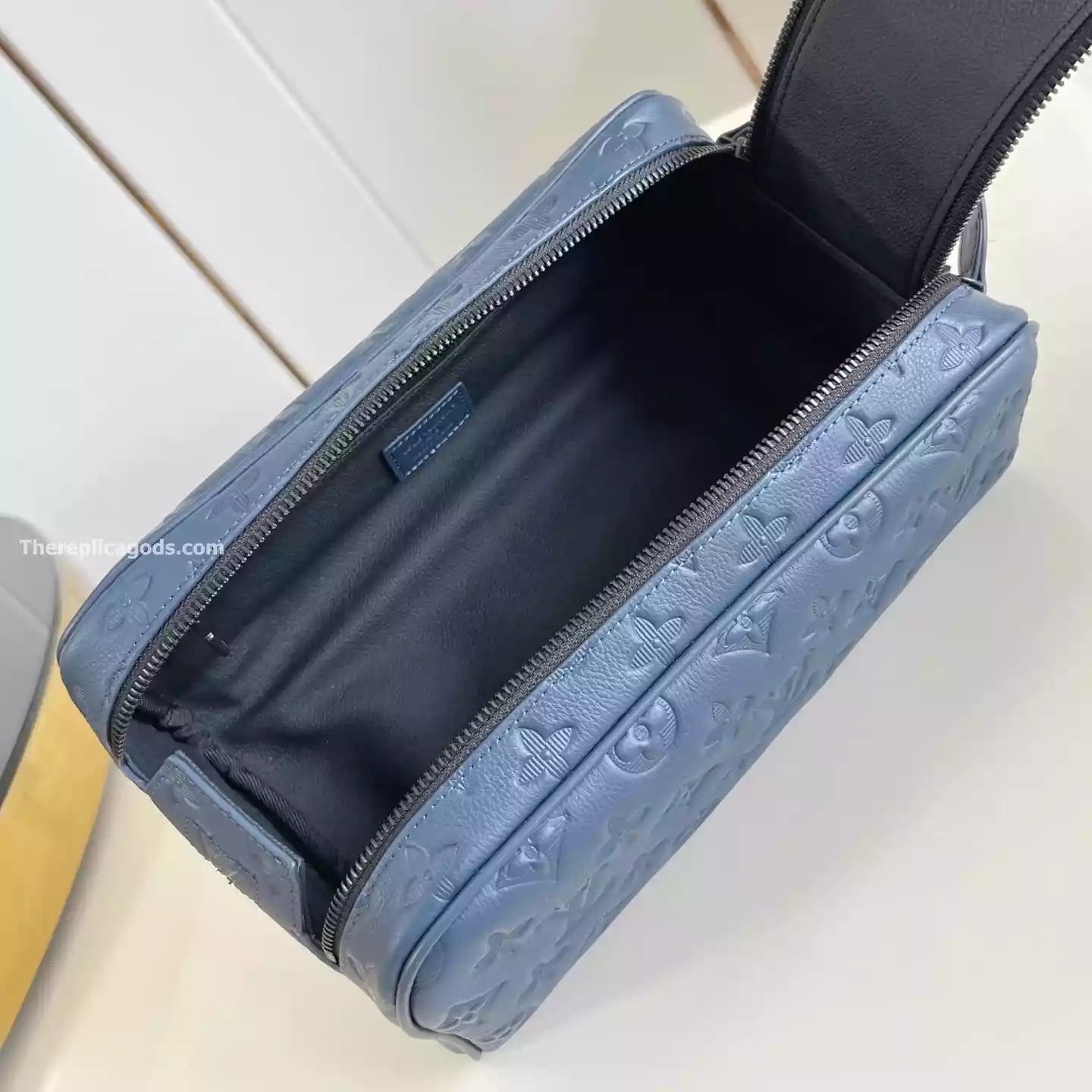 ドップキット ネイビーブルー モノグラムシャドウ – LW303