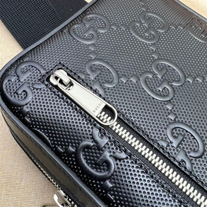 グッチ GGエンボス加工 スリングバックパック ブラックレザー – BG018