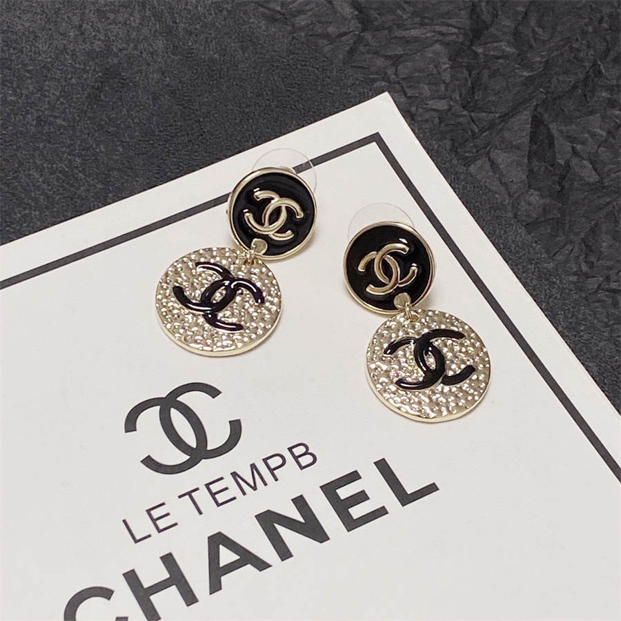 シャネルのエナメルレターボタンイヤリング
