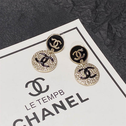 シャネルのエナメルレターボタンイヤリング