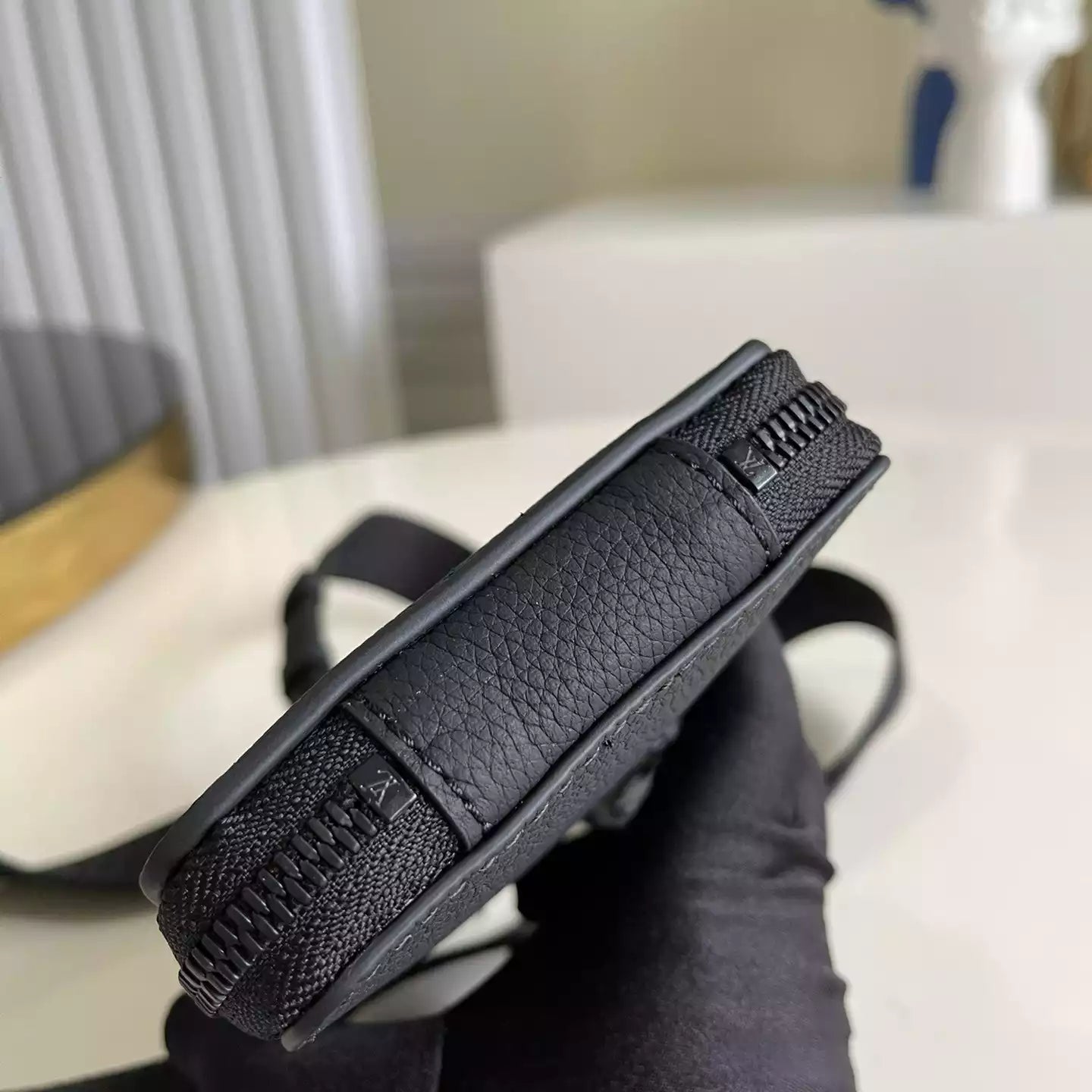 M57089 フォンポーチ ブラック グレインカーフレザー – LW259