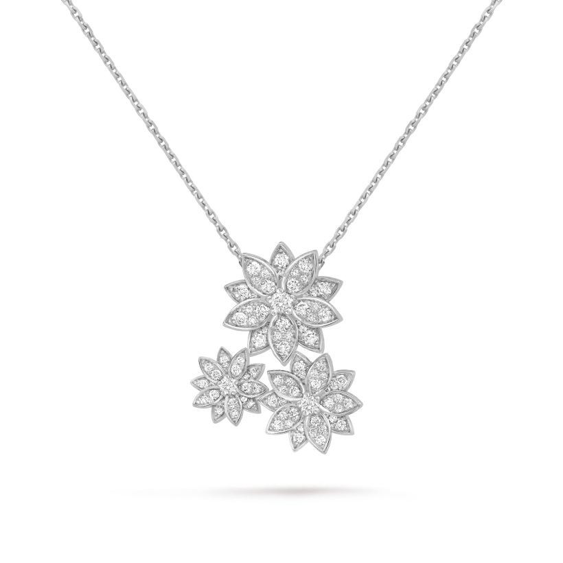 ヴァン クリーフ＆アーペルの新商品、3つの花をテーマにしたパターンがあしらわれたロータスペンダント