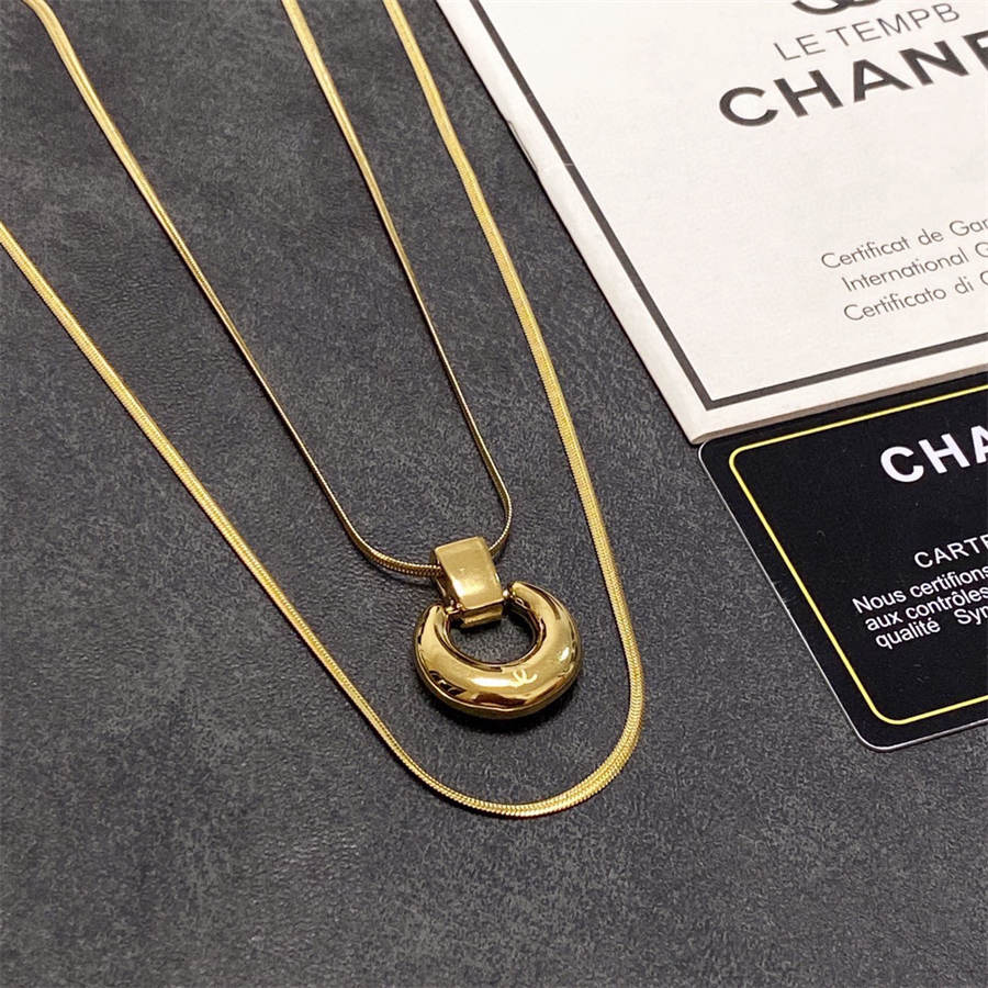 シャネルのダブルCレターダブルレイヤーネックレス