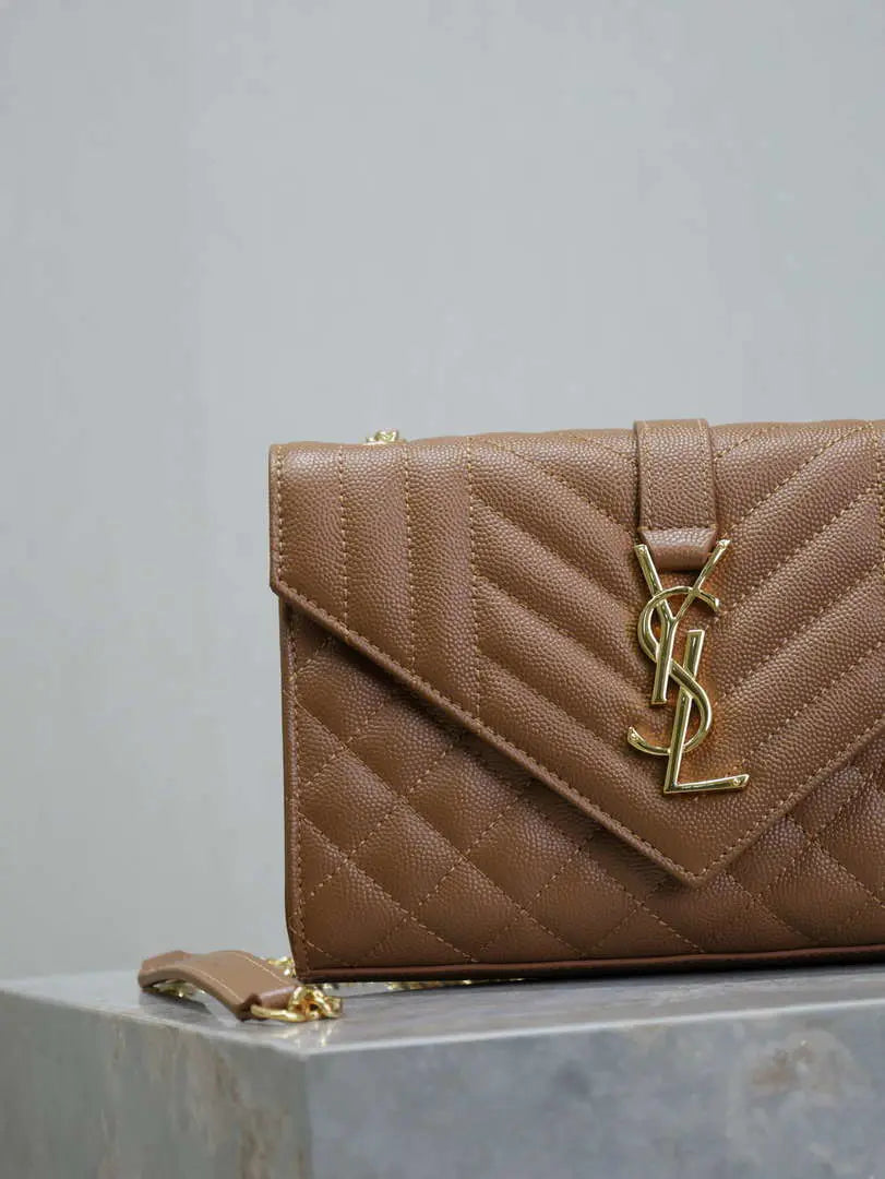YSL 600195 エンベロープ スモール キルティング グレイン・ド・プードル エンボスレザー キャラメル