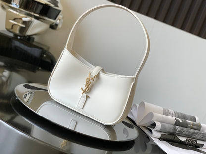 LE 5 7 ミニ ホーボーバッグ（ベジタブルタンニンレザー製）