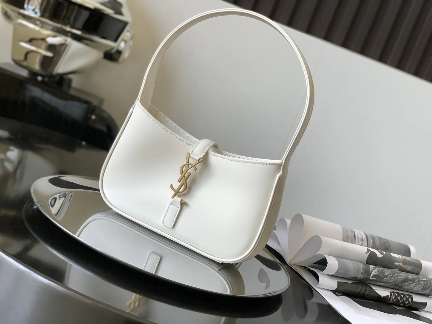 LE 5 7 ミニ ホーボーバッグ（ベジタブルタンニンレザー製）