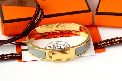 エルメスのロゴ入りブレスレットの偽物