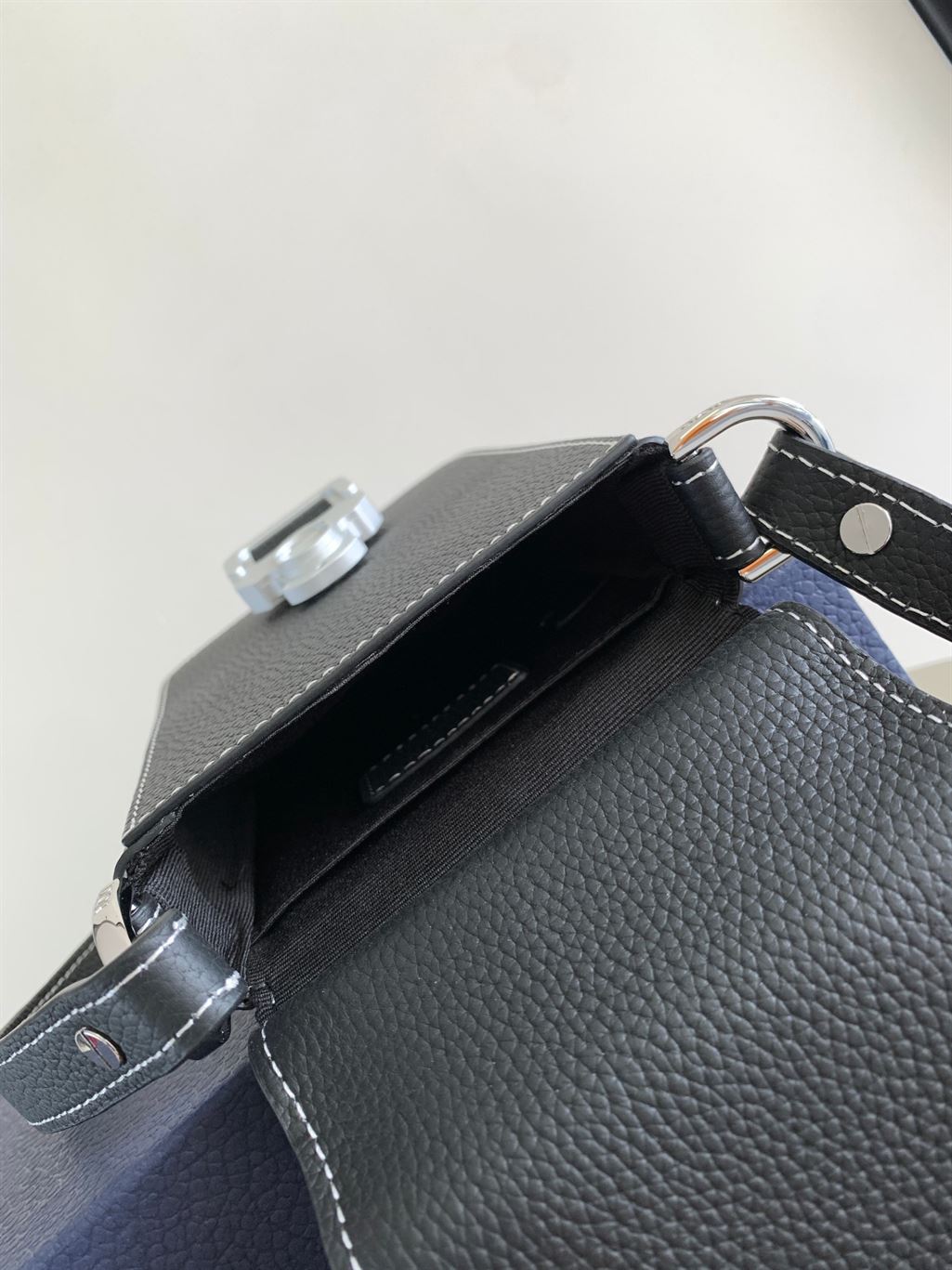 ディオール サドル 縦型ポーチ ストラップ付き – DIO049