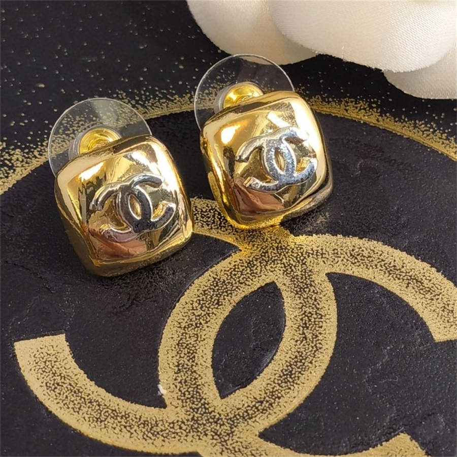 シャネルの繊細な刻印入りレタリングイヤリング