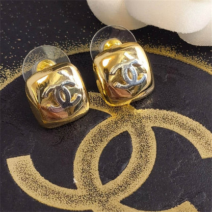 シャネルの繊細な刻印入りレタリングイヤリング