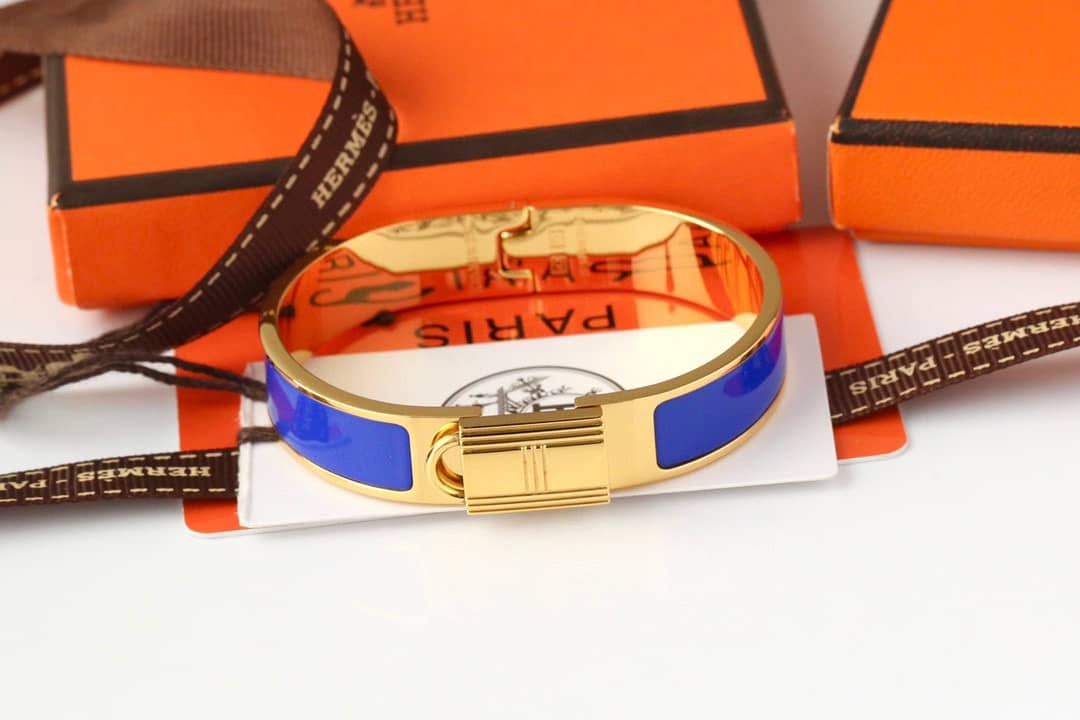 エルメスのロゴ入りブレスレットの偽物
