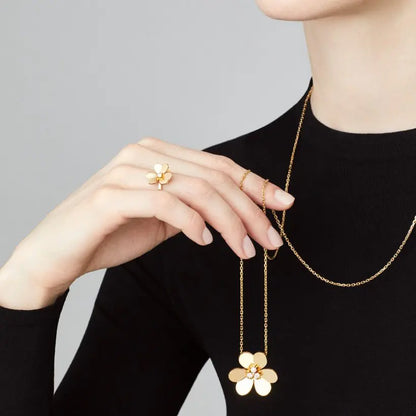 ヴァン クリーフ＆アーペルのフリヴォル リング（シングルフラワー、スモールスタイル）の新着商品