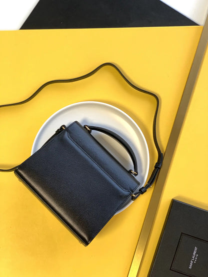 カサンドラ ミディアム トップハンドルバッグ グレイン・ド・プードル エンボスレザー