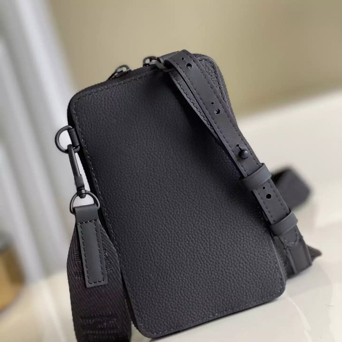 M57089 フォンポーチ ブラック グレインカーフレザー – LW259