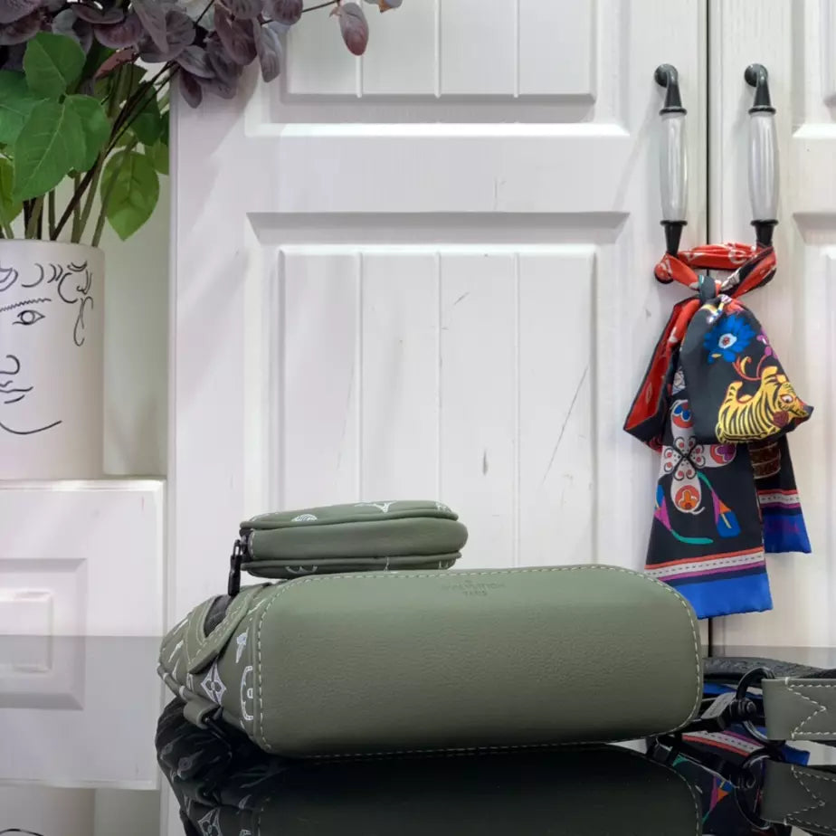 ルイ・ヴィトン デュオ スリングバッグ オリーブグリーン モノグラムシャドウ – LW152