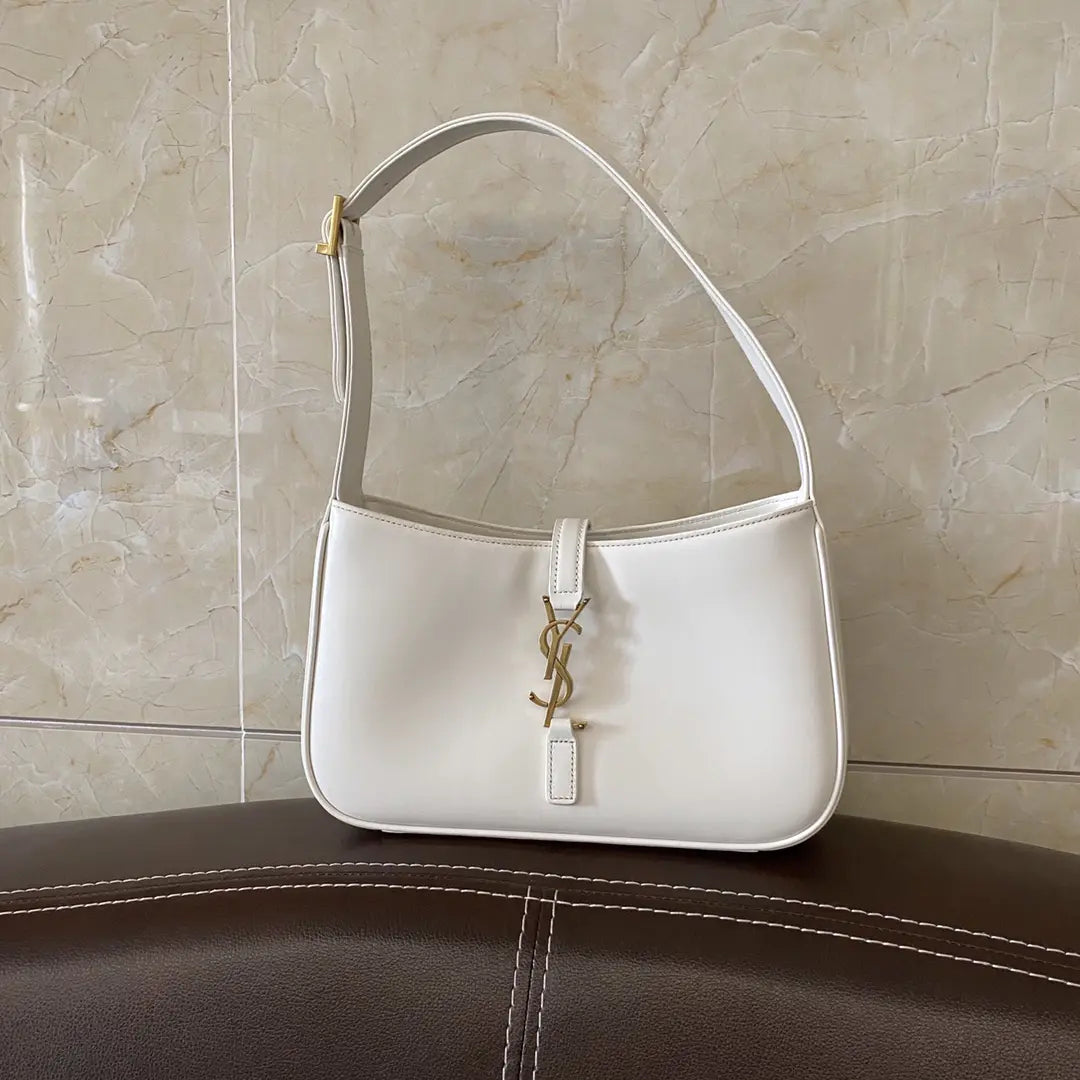 LE 5 7 クロコダイル型押しシャイニーレザー製ホーボーバッグ