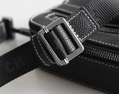 ディオール X ピーター・ドイグ サファリ メッセンジャーバッグ – DIO022