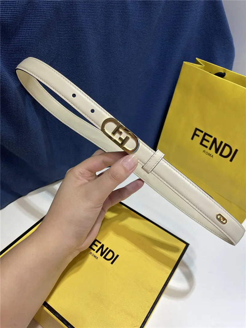 フェンディのループ付きナローベルト