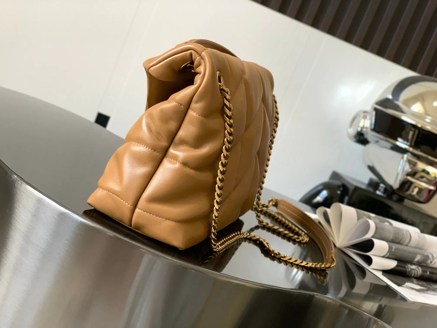 ベルベットとスムースレザーのパファー スモールチェーンバッグ