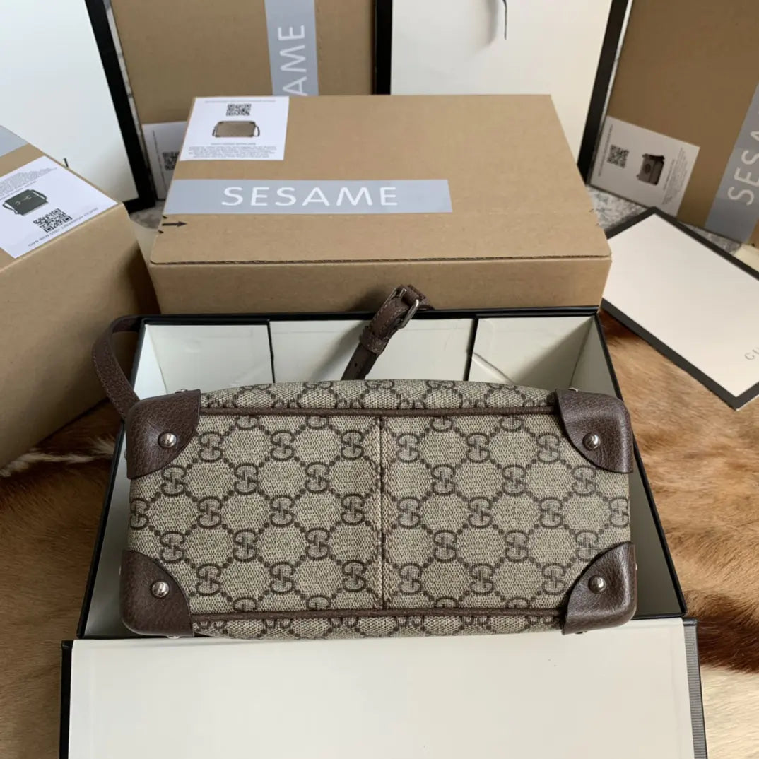 レザーのディテールが施されたGGショルダーバッグ