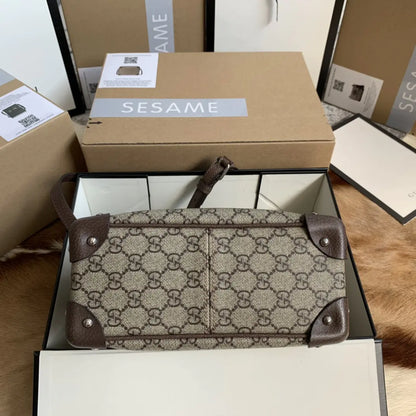 レザーのディテールが施されたGGショルダーバッグ