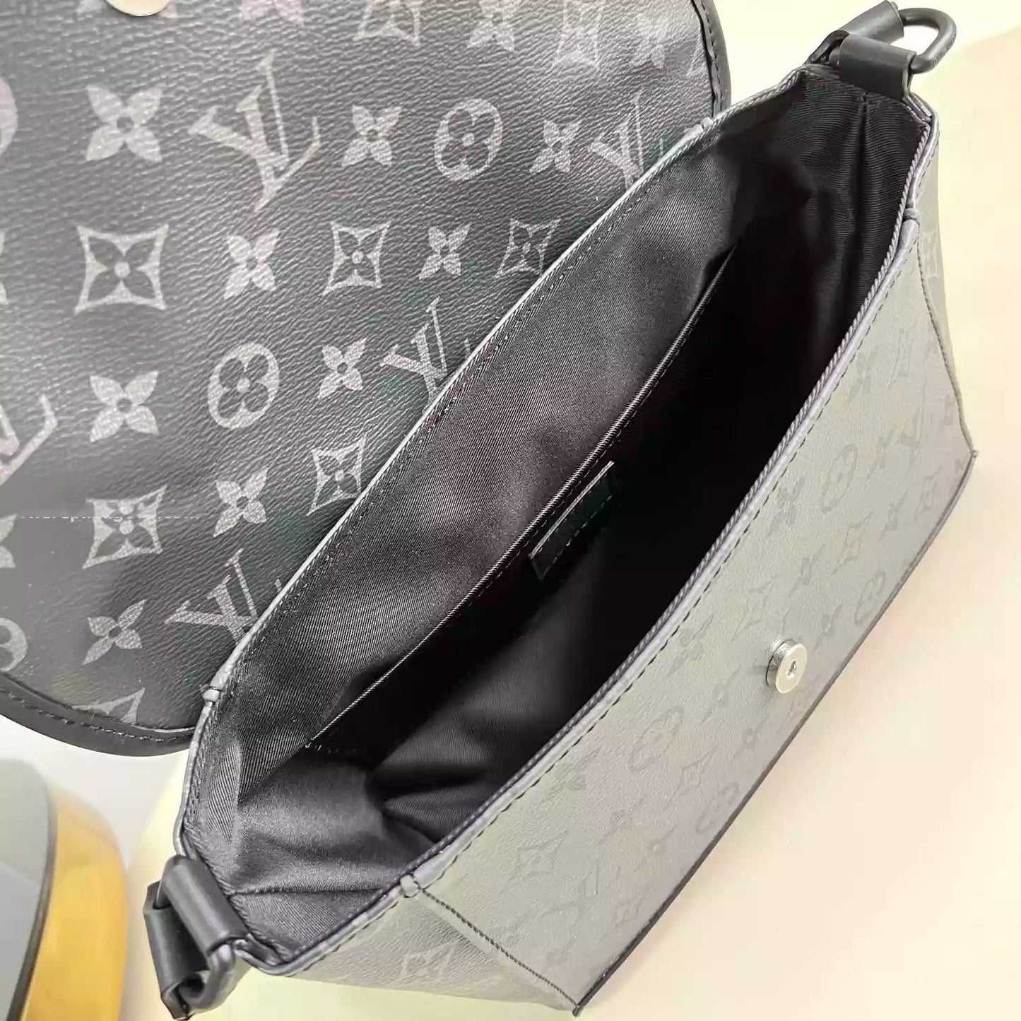 パルス メッセンジャーバッグ モノグラム エクリプス キャンバス M12681 – LW426