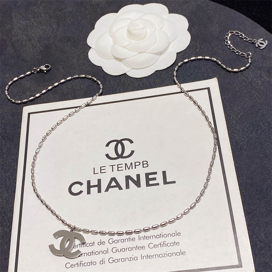 シャネルのシルバーペンダントネックレス