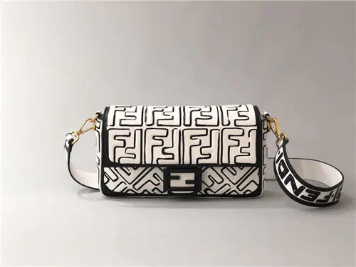 フェンディの象徴的なバゲットバッグ