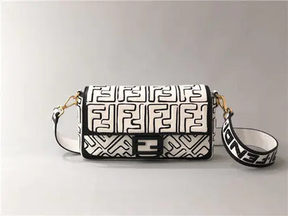 フェンディの象徴的なバゲットバッグ