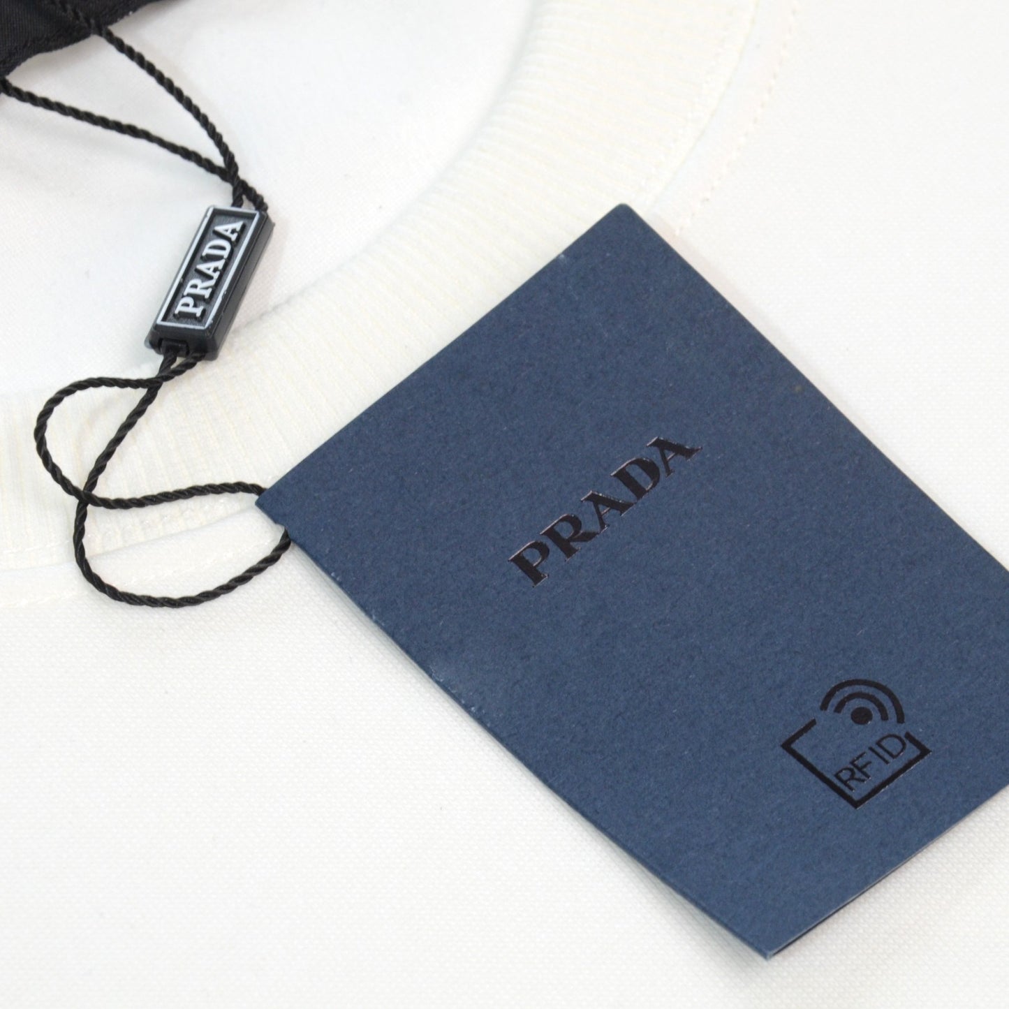 【 PRADA 旗艦店】ご好評に付き再入荷！！