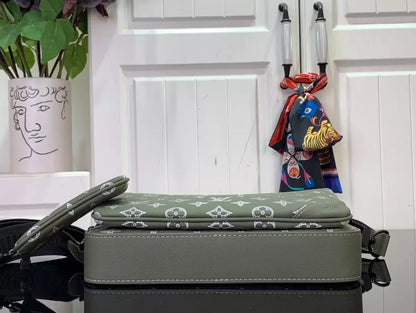 ルイ・ヴィトン トリオ メッセンジャーバッグ – LW143