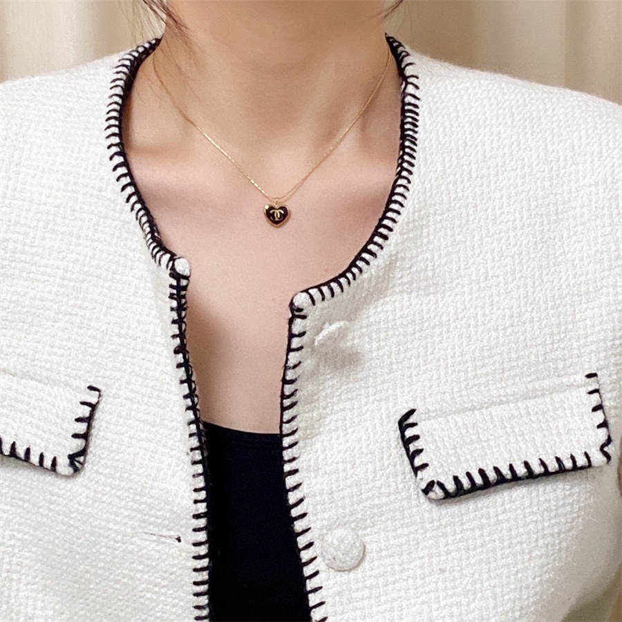 シャネルのピーチハートネックレス