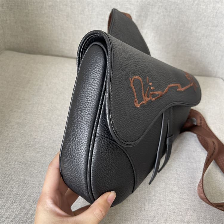 ディオール カクタス ジャック ディオール サドルバッグ ブラック グレインカーフスキン シグネチャー刺繍入り – DIO019