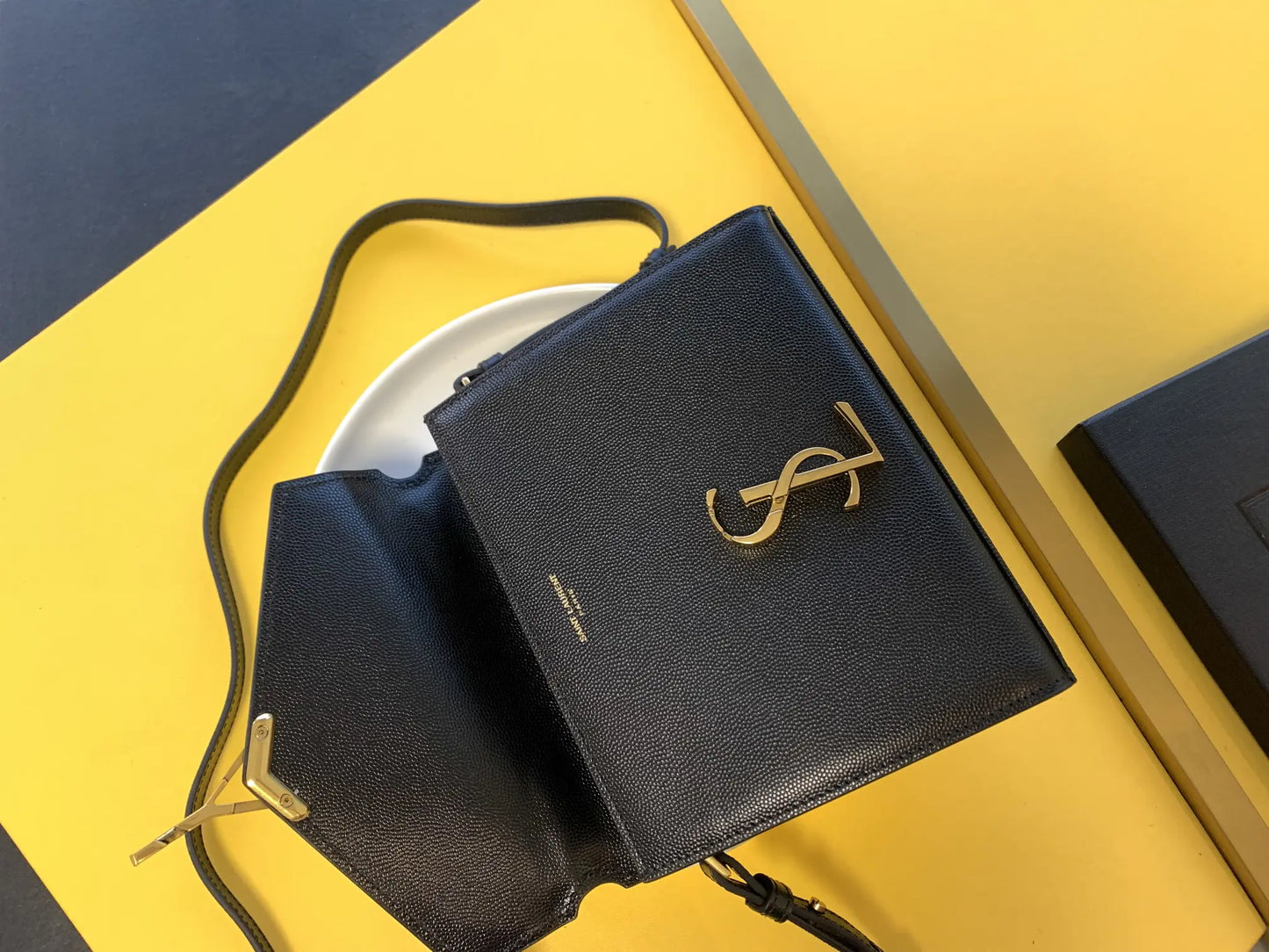 カサンドラ ミディアム トップハンドルバッグ グレイン・ド・プードル エンボスレザー