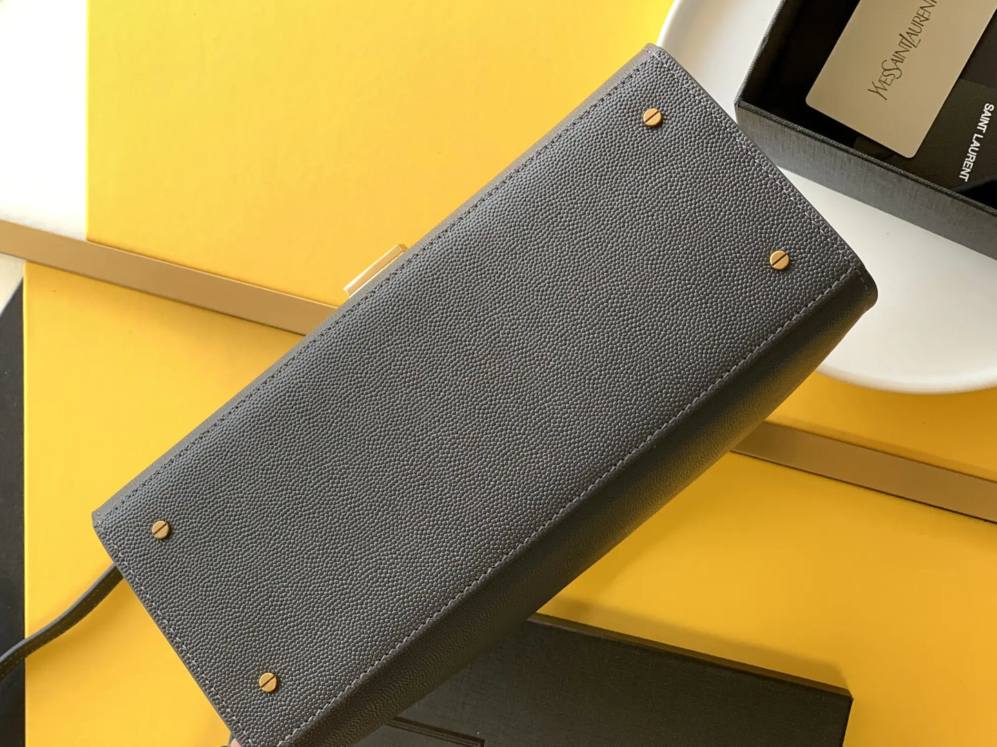 カサンドラ ミディアム トップハンドルバッグ グレイン・ド・プードル エンボスレザー