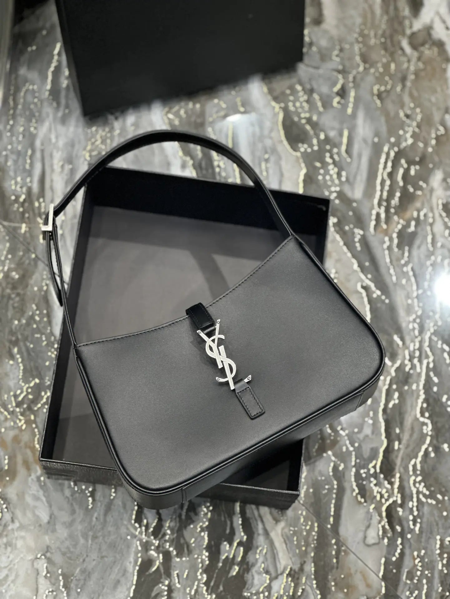 LE 5 7 シルクサテン ホーボーバッグ