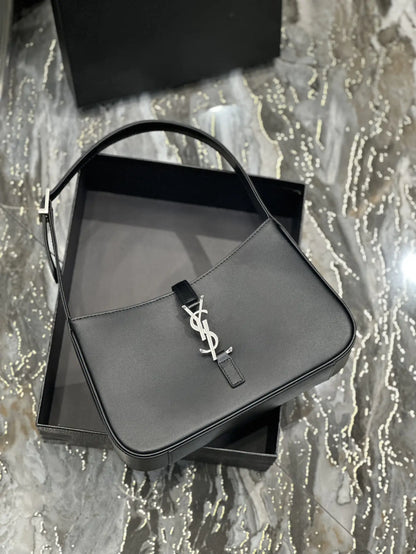 LE 5 7 シルクサテン ホーボーバッグ