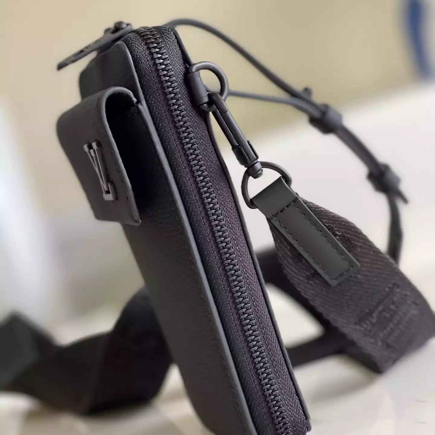 M57089 フォンポーチ ブラック グレインカーフレザー – LW259