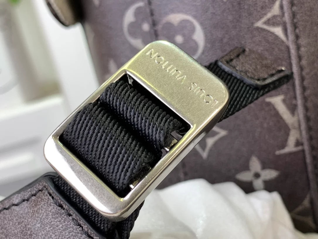 クリストファー MM バックパック ブラック ブラッシュドモノグラム カウハイドレザー – LW159