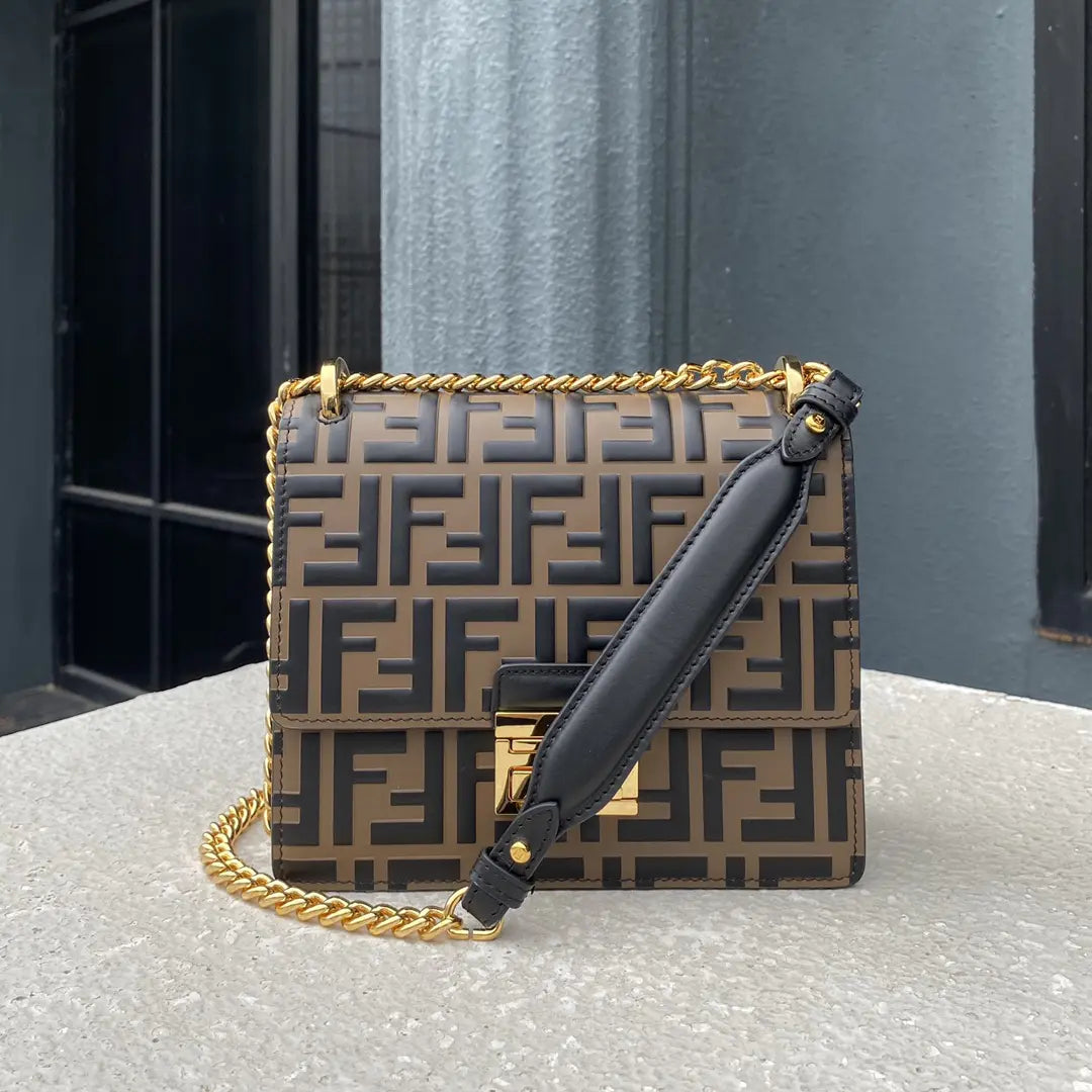 ショルダーバッグの時はスリット