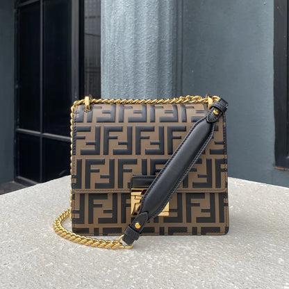 ショルダーバッグの時はスリット