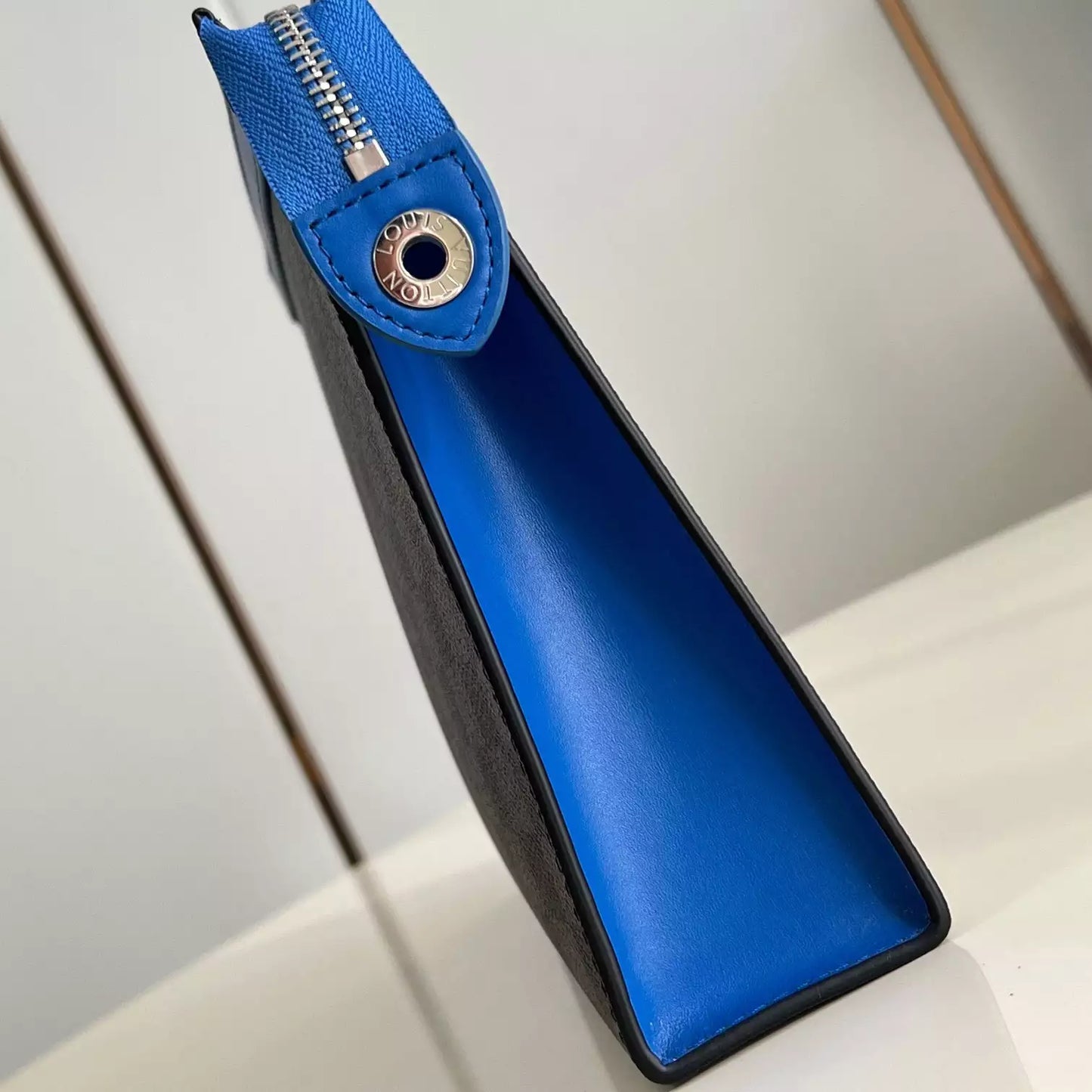 ポシェット ボヤージュ MM ブルー タイガ カウハイドレザー M30423 – LW408