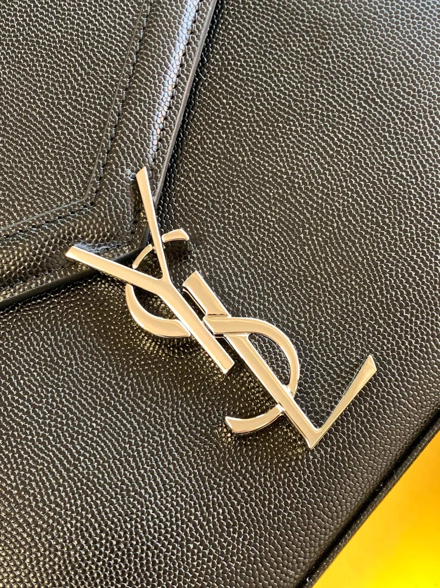 カサンドラ ミディアム トップハンドルバッグ グレイン・ド・プードル エンボスレザー