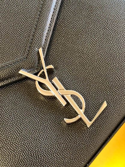 カサンドラ ミディアム トップハンドルバッグ グレイン・ド・プードル エンボスレザー