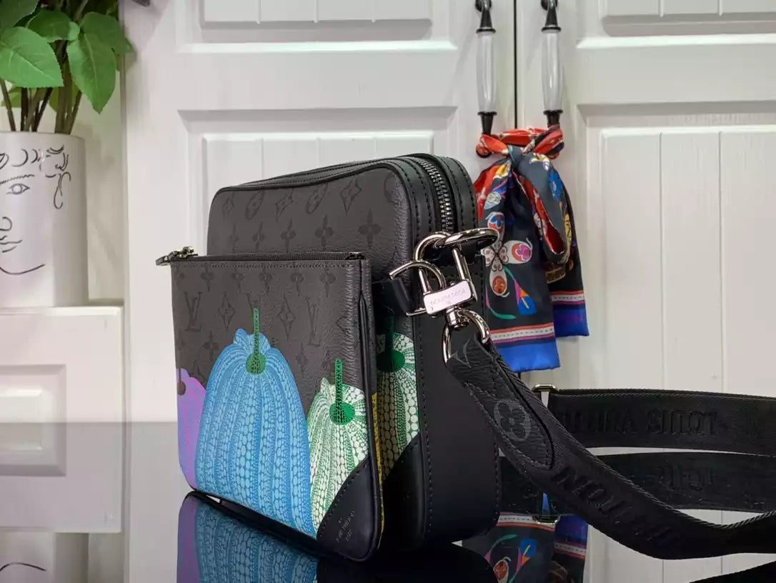 X YAYOI KUSAMA トリオ メッセンジャー モノグラム パンプキンプリント M46435 – LW269